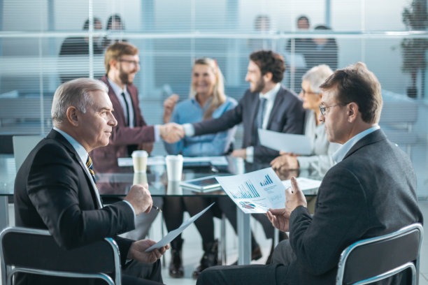 商业伙伴正在讨论财务协议的条款。图片下载