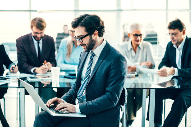 年轻的首席在与业务团队开会。图片下载