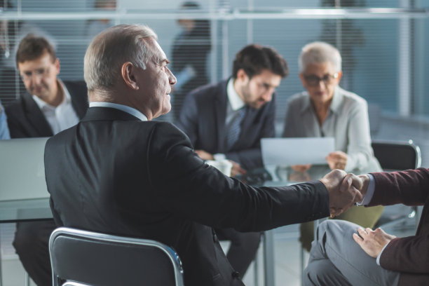 工作会议中业务伙伴的握手。的合作图片下载