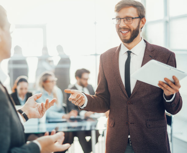 关闭了。商人解释他的同事。图片下载