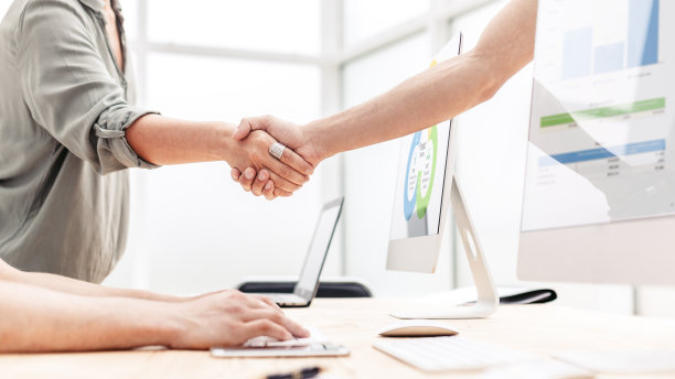 关闭了。商业伙伴在办公室握手。图片下载