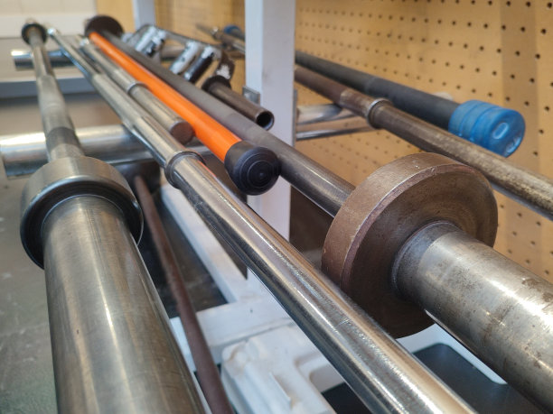 健身棒存放在健身房的架子上。图片下载