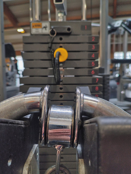 健身器械的铝制手柄有点模糊，图片下载