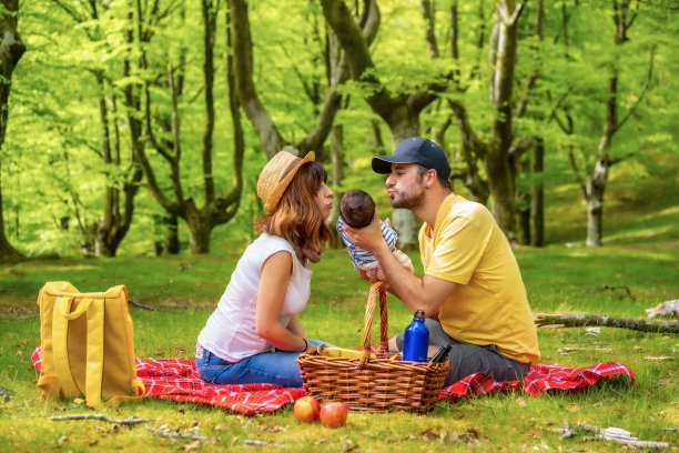 快乐的家庭享受野餐的一天与他们的新生儿图片下载