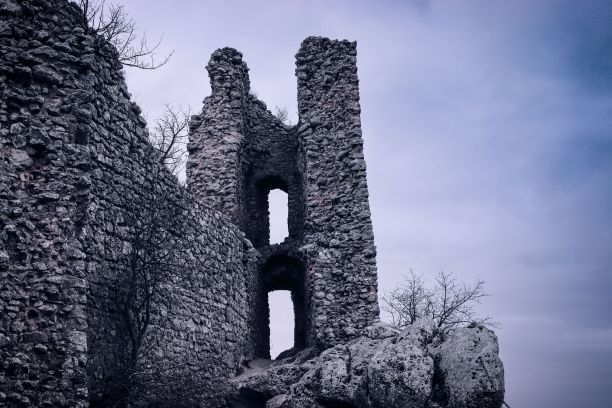 在Klentnice附近的岩石上，可以看到城堡的废墟图片下载