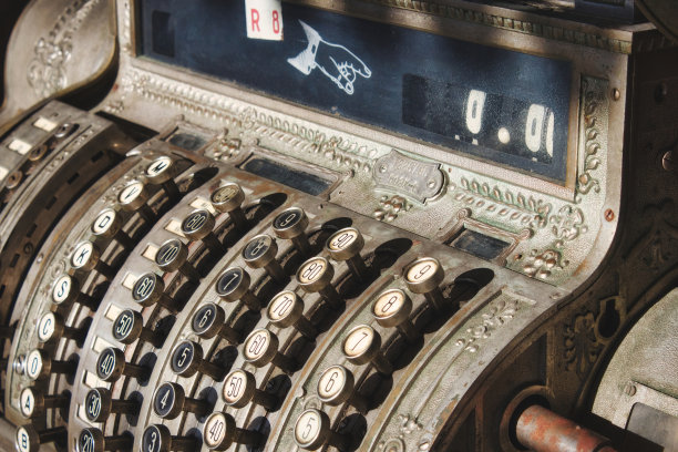 一个古老的古董金属商业收银机的特写图片下载