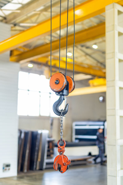 工程机械强。工业用强力吊钩起重机。图片下载