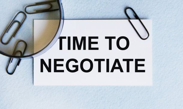 名片上写着“谈判时间”，旁边是放大镜和黑色回形针。图片下载