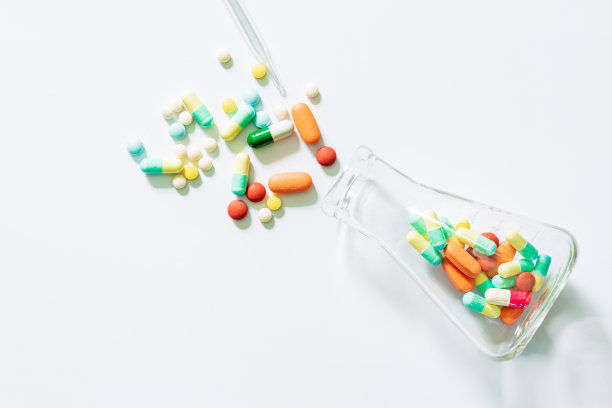 医学:药片和瓶子，鸟瞰图，药物试验和药瓶，科学实验瓶图片下载