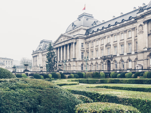 美丽而历史悠久的布鲁塞尔皇宫，比利时布鲁塞尔图片下载