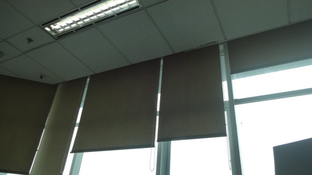 白色的百叶窗。照片摄于办公室图片下载