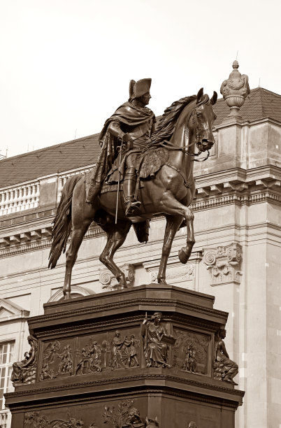 在柏林的菩提树下，德国的腓特烈大帝的雕像图片下载