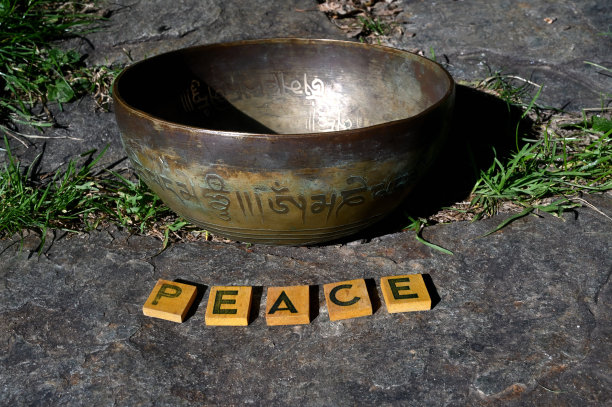 户外颂钵和木质“PEACE”字母。图片下载