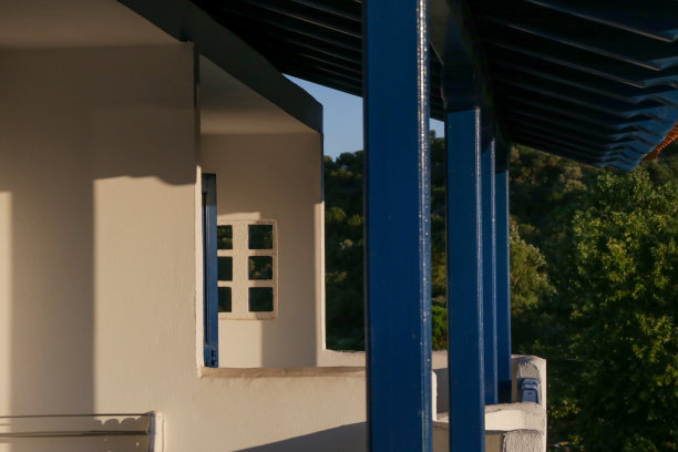 落日余晖下，希腊岛屿上简洁的白色建筑图片下载