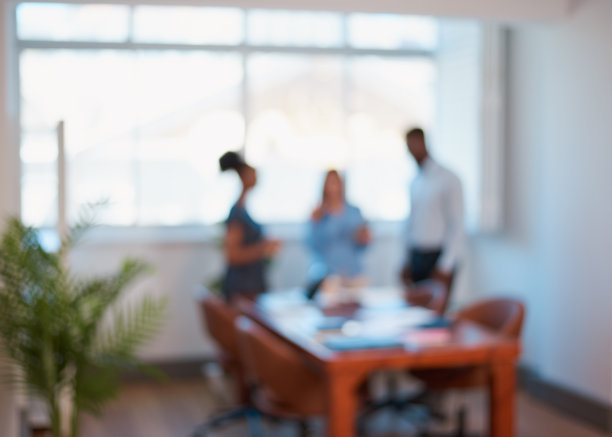 模糊了焦点办公室，会议室背景三个身份不明的人图片下载