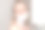 浴室里，一名脸上带着泡沫的成熟男子看着摄像头。早上刮胡子和卫生习惯图片下载