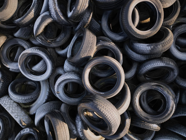 旧轮胎的鸟瞰图。许多汽车和卡车轮胎从上面倾倒图片下载