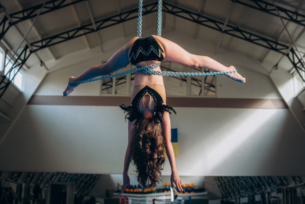 年轻女子在室内铁链上表演杂技元素图片下载