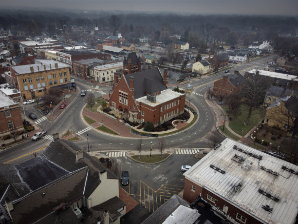 巴兹敦的鸟瞰图，肯塔基州环绕旧法院图片下载