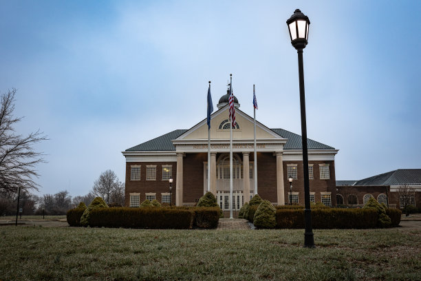 位于美国肯塔基州巴兹敦的纳尔逊县法院前，路灯照亮了草坪。图片下载