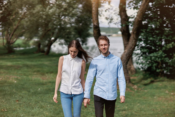 一对相爱的情侣站在湖边散步。图片下载