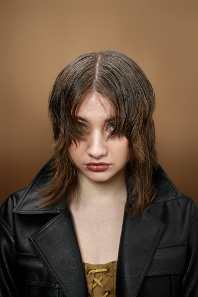 女性肖像与明亮的妆容和时尚的发型图片下载