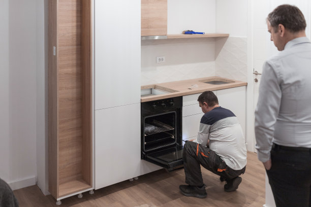 勤杂工正在安装内置电烤箱，房主正在观察图片下载