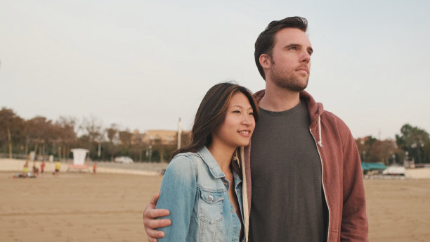 热恋中的情侣一起站在海滩上图片下载