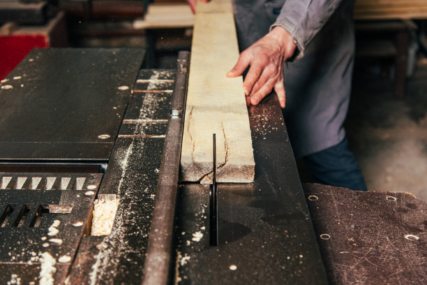 在家具车间使用木工机械和锯子图片下载