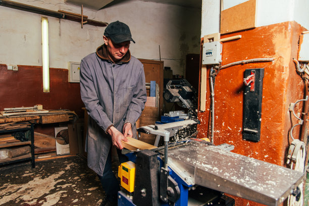 在家具车间使用木工机械和锯子图片下载
