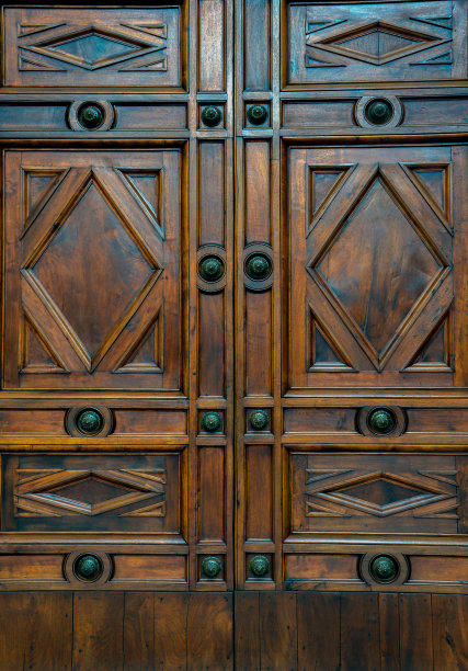 一扇有黄铜把手的旧木门图片下载