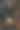 一个穿着围裙和手套的人在热狗上撒奶酪。做热狗。创造经典快餐。图片下载