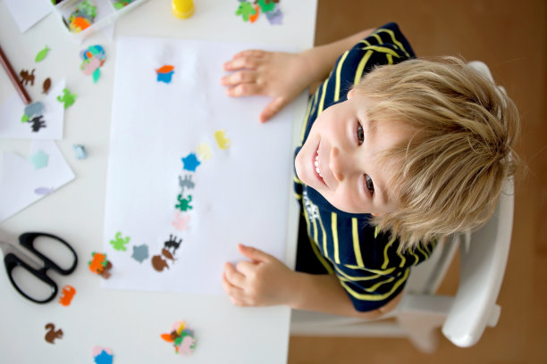 金发蹒跚学步的孩子，创建图片与应用剪纸动物，礼物给妈妈图片下载