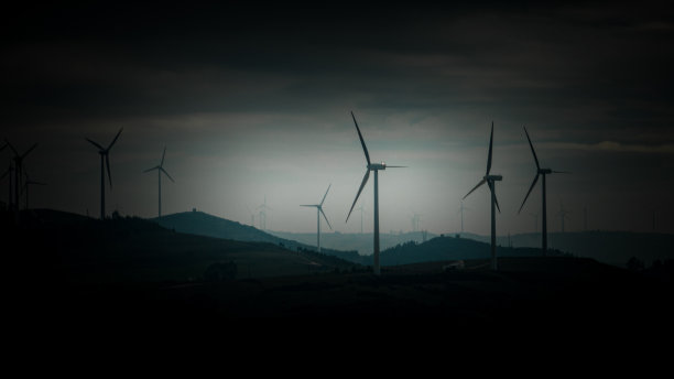 在葡萄牙农村地区的风力涡轮机鸟瞰图图片下载