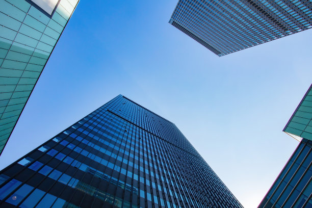 现代办公大楼和天空的低角度拍摄图片下载