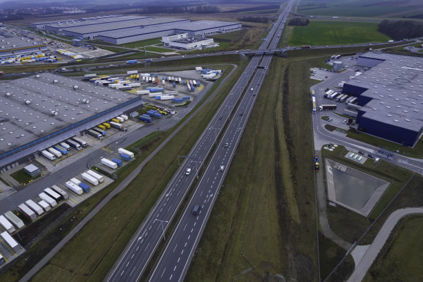 大城市郊区仓库的鸟瞰图图片下载