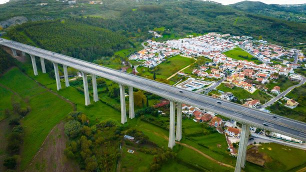 里斯本连接高速公路的高架桥航拍图图片下载