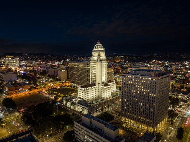 洛杉矶市政厅大楼夜间鸟瞰图图片下载