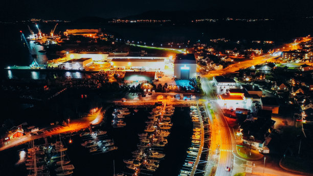 挪威海边小镇中心区的航拍夜景图片下载