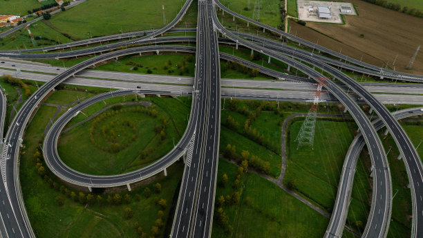 从高速公路和与其他目的地的不同连接处俯瞰里斯本的航拍图像图片下载