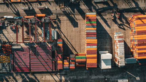 里斯本附近的一个集装箱码头及其组成部分。图片下载