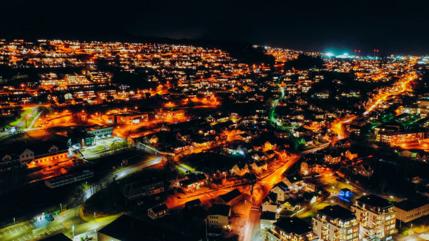 挪威海边小镇中心区的航拍夜景图片下载