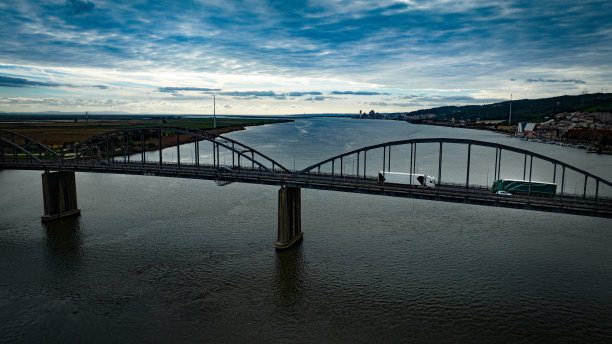 沿着葡萄牙的道路和桥梁的航拍图像，具有史诗般的场景。图片下载