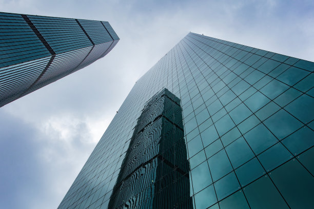 现代办公大楼和天空的低角度拍摄图片下载