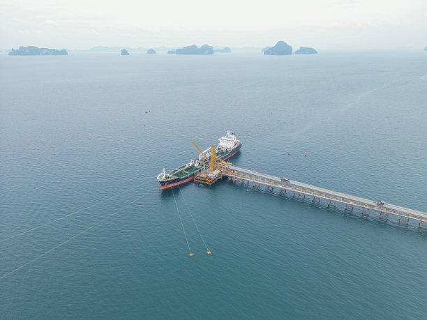 深海港口的工业原油和燃料油轮鸟瞰图图片下载