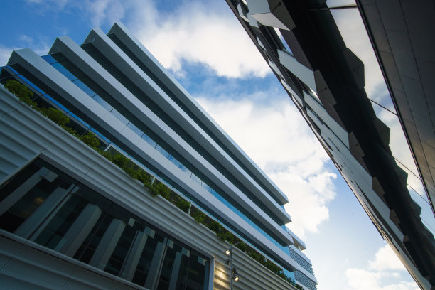 从底部看城市的建筑。图片下载