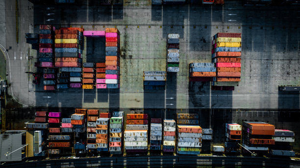 里斯本附近的一个集装箱码头及其组成部分。图片下载