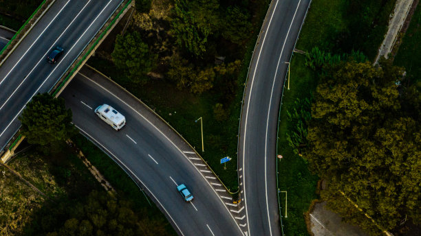 从高速公路和与其他目的地的不同连接处俯瞰里斯本的航拍图像图片下载