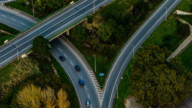 从高速公路和与其他目的地的不同连接处俯瞰里斯本的航拍图像图片下载