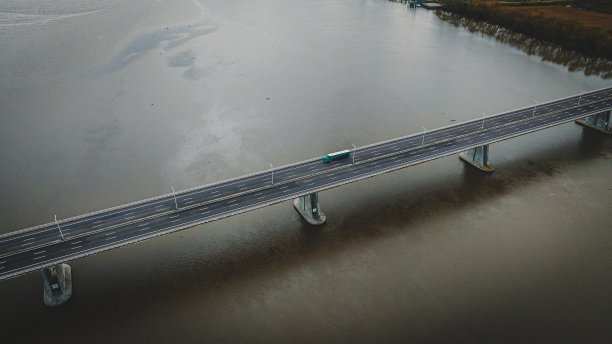 沿着葡萄牙的道路和桥梁的航拍图像，具有史诗般的场景。图片下载